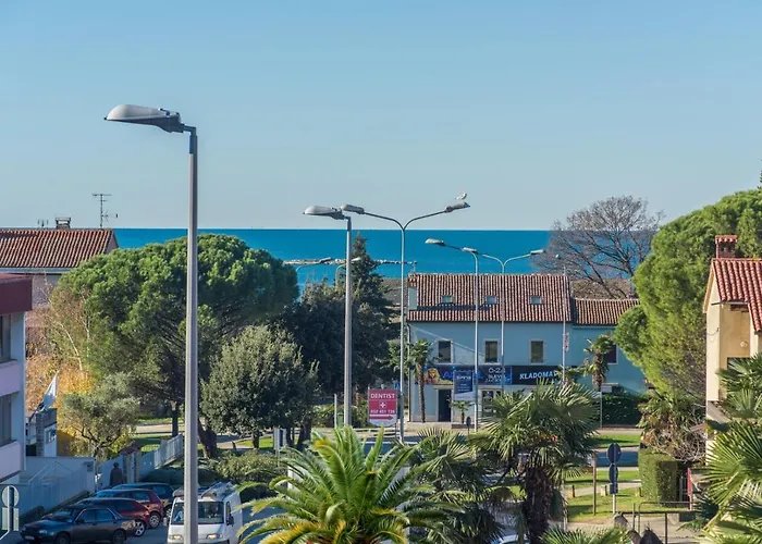 ゲストハウス Complex Iris ポレッチ