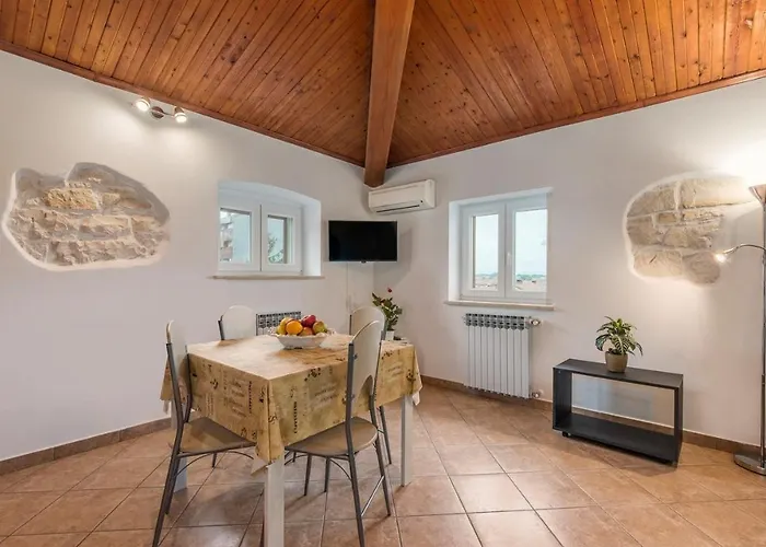 ゲストハウス Complex Iris ポレッチ